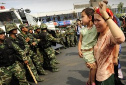 "إندبندنت": الصين تجبر المسلمين على أكل الخنزير في احتفالية