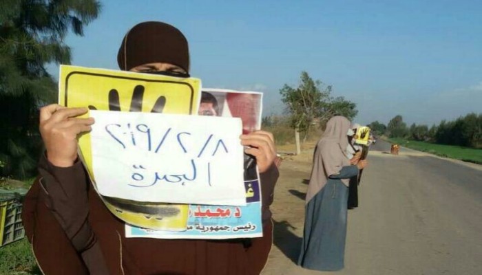 سلسة بشرية لثوار البحيرة تندد بإعدام أبرياء المنصورة