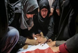 غزة.. دموع وألم في وداع طفل قتله الصهاينة"بدم بارد"