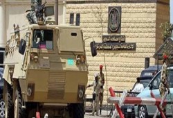 أهالي معتقلي طرة يتعرضون للإهانة أمام بوابات السجن