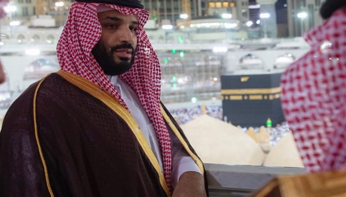 إخلاء صحن الكعبة لمحمد بن سلمان.. تجول على سطحها (شاهد)
