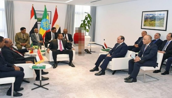 سخرية من صورة جمعت السيسي بأبي أحمد بأديس أبابا