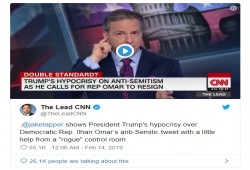 مذيع أمريكي يسخر من هجوم ترامب على إلهان عمر