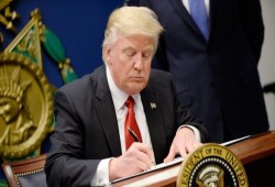 ترامب يوقع قانون حالة الطوارئ الوطنية