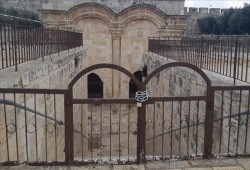 الاحتلال يغلق بالسلاسل الحديدية باب الرحمة في المسجد الأقصى