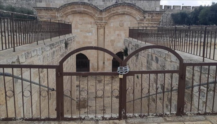 الاحتلال يغلق بالسلاسل الحديدية باب الرحمة في المسجد الأقصى