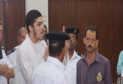 شقيق الشهيد محمود الأحمدي يوزع الحلوى على رفاقة بالزنزانة