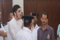 شقيق الشهيد محمود الأحمدي يوزع الحلوى على رفاقة بالزنزانة