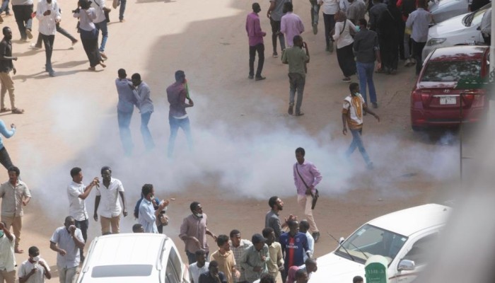 الأمن يتصدى لمظاهرات بالخرطوم ويعتقل قياديين معارضين