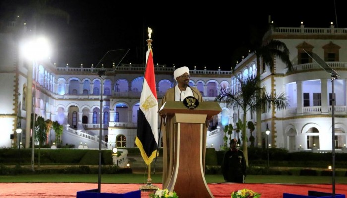 رغم قرارات البشير.. دعوات لمواصلة التظاهر بالسودان