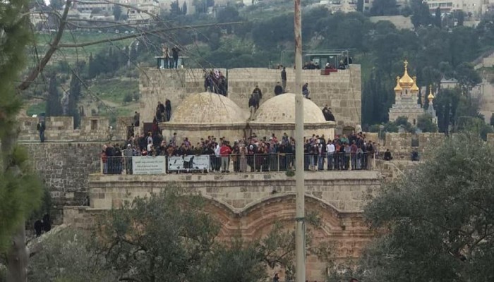 قائد شرطة الاحتلال وضباط في "الشاباك" يقتحمون "مصلى الرحمة"