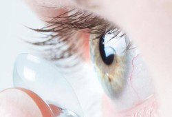 5 نصائح لارتداء العدسات اللاصقة خلال الربيع‬