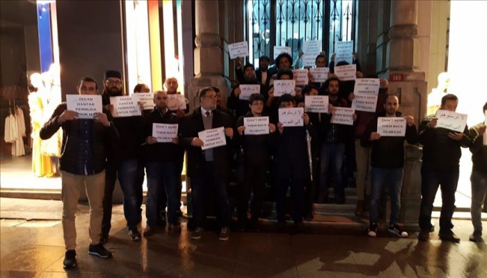 وقفة لعشرات المصريين أمام القنصلية الماليزية بإسطنبول