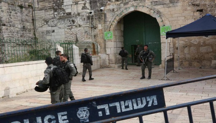 شاهد| جنود الاحتلال يغلقون الأقصى ويعتدون على المصلين ودعوات للنفير العام