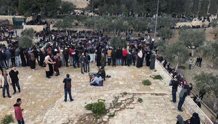 الفلسطينيون ينفرون للأقصى ويبدؤون اعتصامًا مفتوحًا