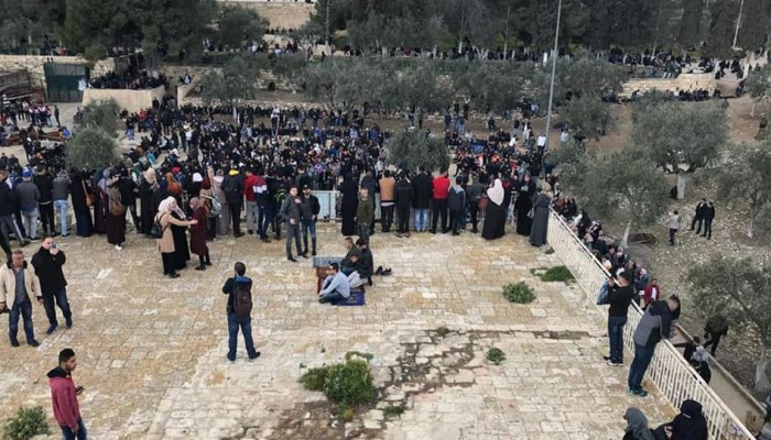 الفلسطينيون ينفرون للأقصى ويبدؤون اعتصامًا مفتوحًا