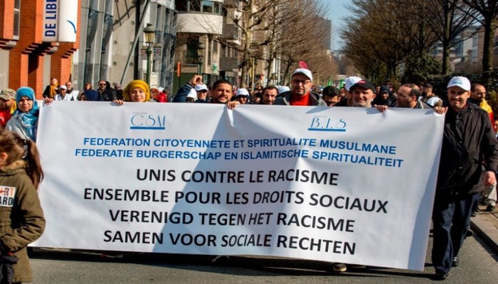"أهلا بالمسلمين".. الآلاف ببروكسل يتظاهرون ضد العنصرية