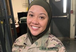 إندبندنت: مسلمة أجبرت على خلع حجابها تقاضي الجيش الأمريكي