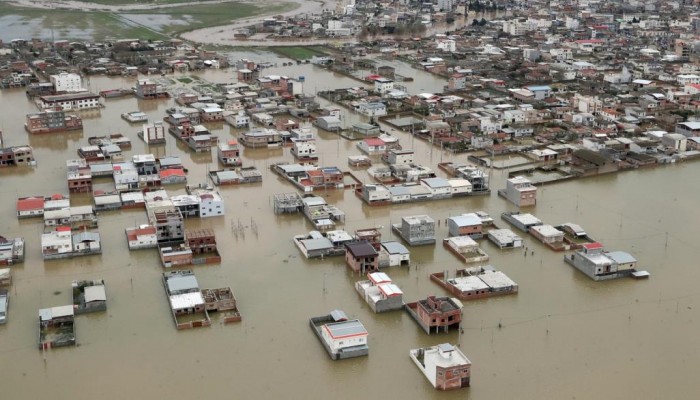 راح ضحيتها العشرات.. فيضانات إيران تغمر بلدات والسلطات تستنفر