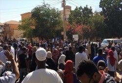 الخرطوم.. آلاف المتظاهرين يحتجون أمام مقر الجيش