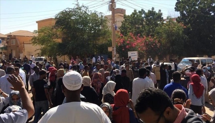 الخرطوم.. آلاف المتظاهرين يحتجون أمام مقر الجيش