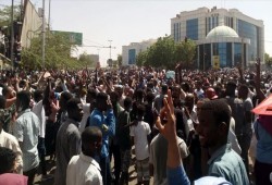 لليوم الثالث.. آلاف السودانيين يحتشدون أمام مقر قيادة الجيش