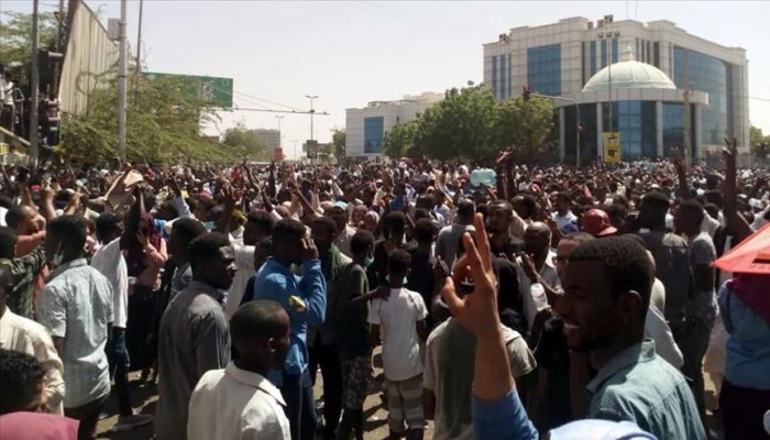 لليوم الثالث.. آلاف السودانيين يحتشدون أمام مقر قيادة الجيش