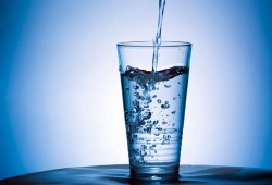 كم كوبًا من الماء يجب أن نشربه يوميًّا؟
