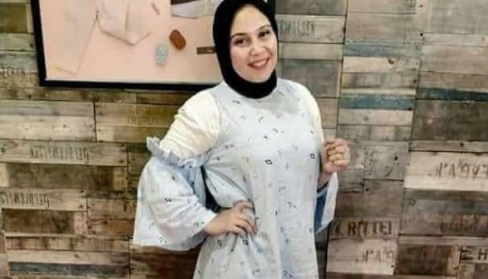 والدة المعتقلة “آية أشرف” للسيسي: تهمة بنتي إيه؟!