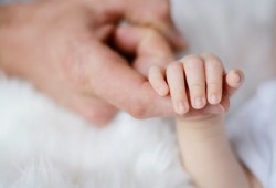 رومبر: ماذا يحدث لجسمك عندما يفتقد اللمسة الإنسانية؟