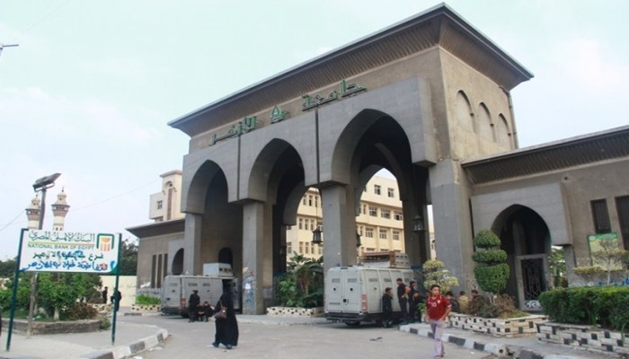 فضيحة فى عهد السيسي .. أستاذ يجبر طالبين على خلع سرواليهما (شاهد)