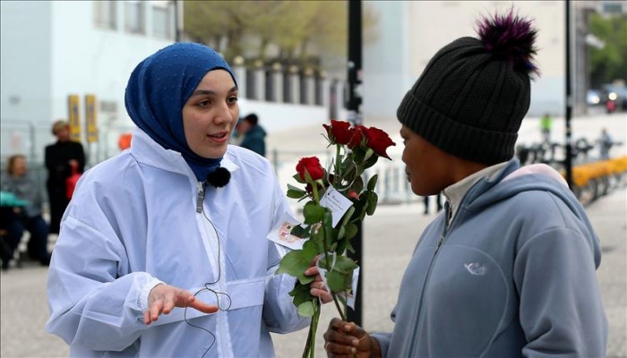 "تفضل أنا مسلم".. بالورود يتصدون للاسلاموفوبيا في بلجيكا