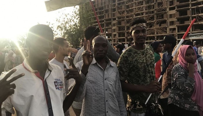 السودان.. الآلاف ينضمون للاعتصام أمام مقر قيادة الجيش في الخرطوم