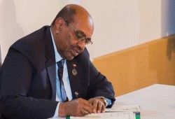 أسرة البشير تنفي حبسه وتؤكد وجوده بمقر إقامته