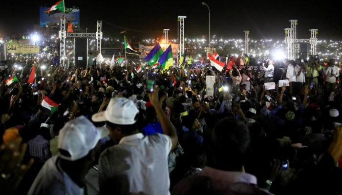 بينها إبعاد 3 من المجلس العسكري.. الحراك السوداني يشترط للحوار