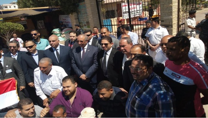 صور تظهر حشد نظام السيسي العمال والموظفين للاستفتاء على تعديلاته الدستورية