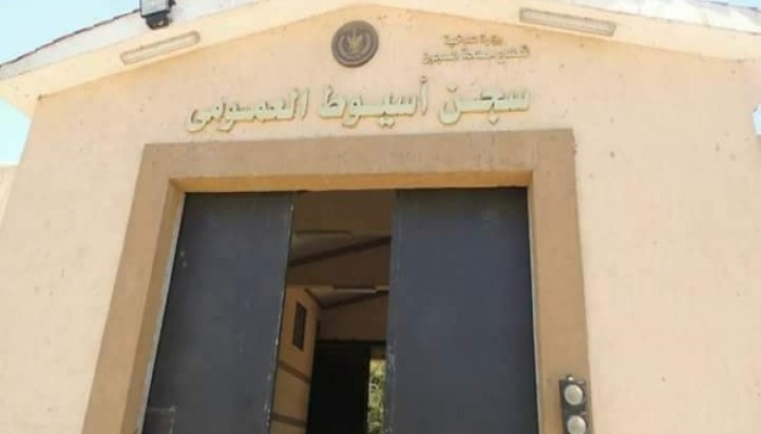 انتهاكات العسكر مستمرة.. مشاهد من التنكيل بالمعتقلين بمقبرة سجن أسيوط العمومي