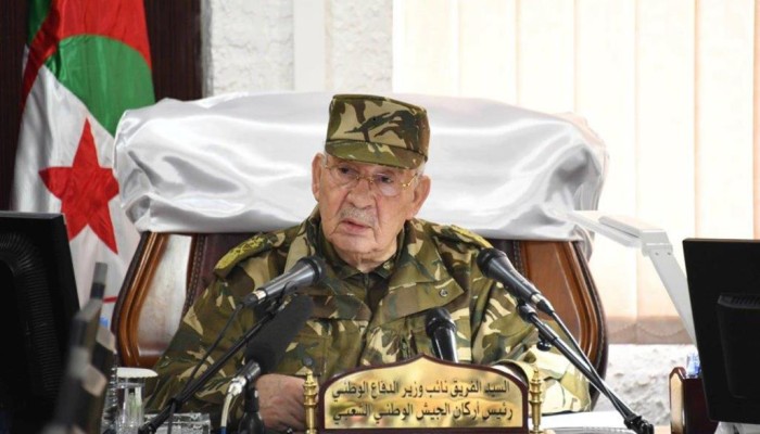 الجزائر.. قائد الجيش يحذر من "الانسداد" والانزلاق للعنف والفوضى