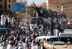 حشود المحتجين تصل إلى الخرطوم وقوى التغيير تحذر من فض اعتصامها بالقوة