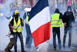 فرنسا.. مواجهات بين الشرطة و"السترات الصفراء" في باريس