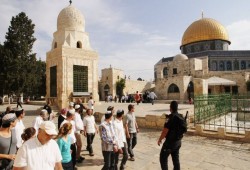 مستوطنون بصحبة أبنائهم يستأنفون اقتحام الأقصى والاحتلال يعتقل 4 مقدسيين