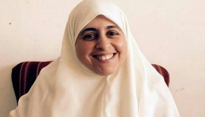 عائشة الشاطر.. 180 يومًا بالحبس الانفرادي ونشطاء: إيه اللي مخوف السيسي “الدكر”!