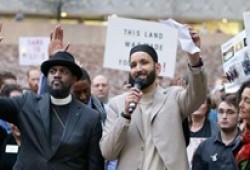 إمام مسلم يتلو دعاءً أمام النواب بالكونغرس الأميركي