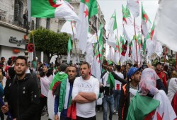 الجزائر.. المتظاهرون يتحدون ظروف الصيام في الجمعة الـ 12 للحراك