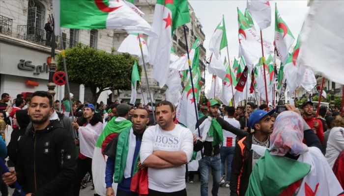 الجزائر.. المتظاهرون يتحدون ظروف الصيام في الجمعة الـ 12 للحراك