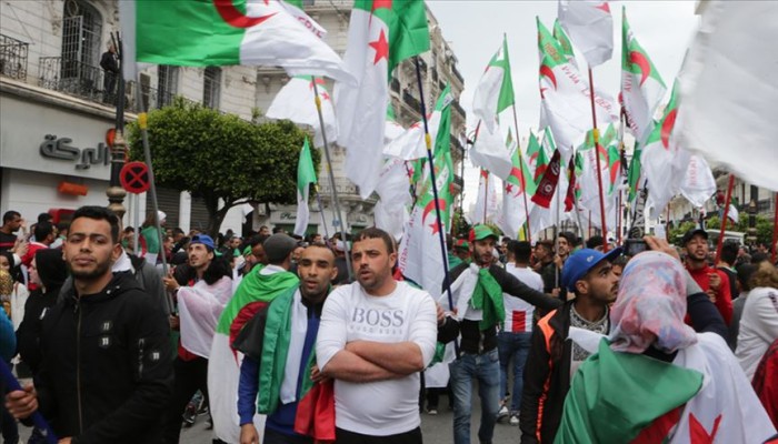 الجزائر.. المتظاهرون يتحدون ظروف الصيام في الجمعة الـ 12 للحراك