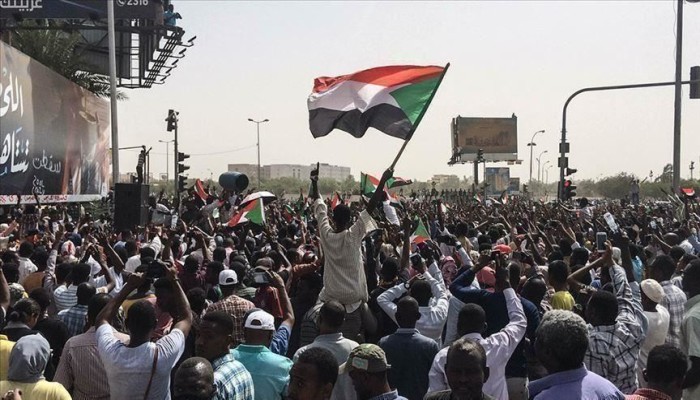 آلاف المعتصمين بالخرطوم يؤدون أول صلاة جمعة رمضانية