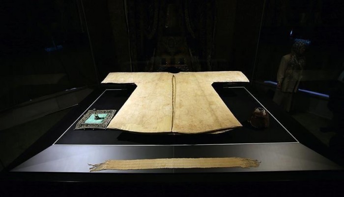 إسطنبول.. جامع "الخرقة الشريفة" يفتح أبوابه للراغبين برؤية البردة النبوية