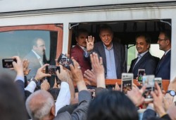 أردوغان يتجول بالترام الشهير بشارع الاستقلال بتقسيم (شاهد)