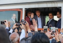 أردوغان يتجول بالترام الشهير بشارع الاستقلال بتقسيم (شاهد)